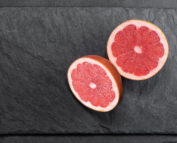Pomelo rojo fresco sobre una mesa de piedra — Foto de Stock