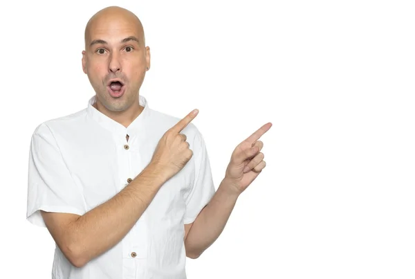 Bald man in casual white shirt is pointing fingers. Isolated — Stock Photo, Image