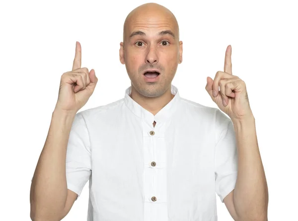 Лысый мужчина в обычной белой рубашке показывает пальцем вверх — стоковое фото