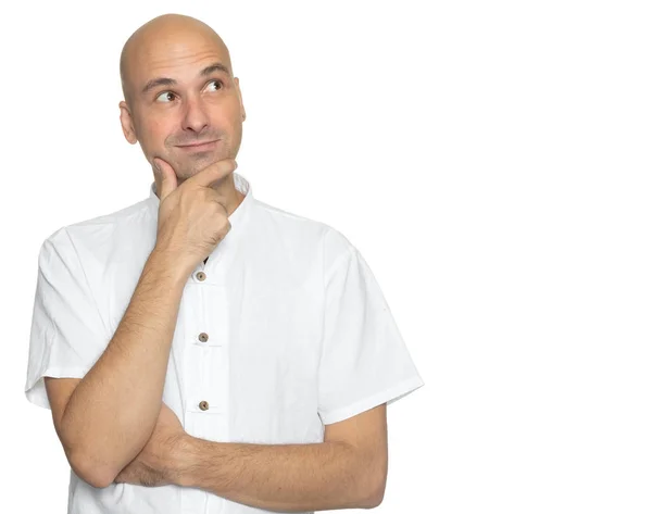 Un hombre calvo con camisa blanca casual está mirando hacia arriba. Aislado — Foto de Stock