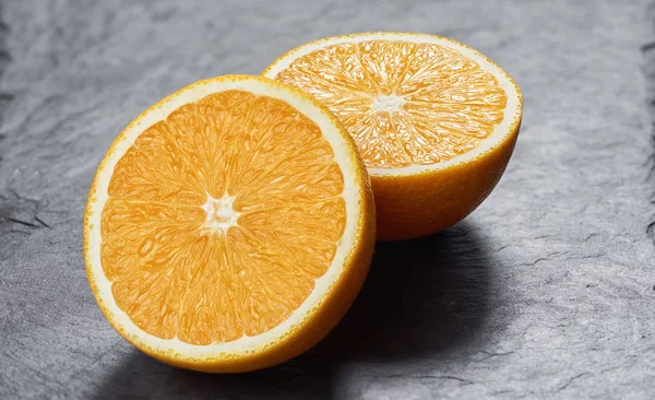 Апельсиновые фрукты на каменном столе — стоковое фото