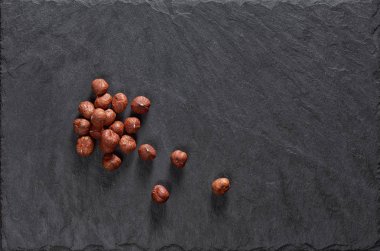 Taş bir masada fındık. Üst görünüm