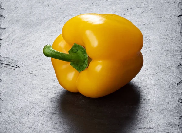Gelbe süße Paprika auf einem Steintisch — Stockfoto