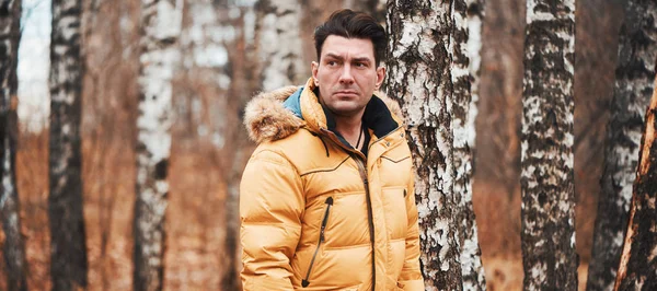 El hombre lleva chaqueta de invierno en el parque. —  Fotos de Stock