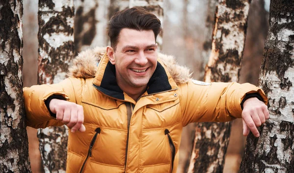Мужчина в зимней куртке в парке — стоковое фото