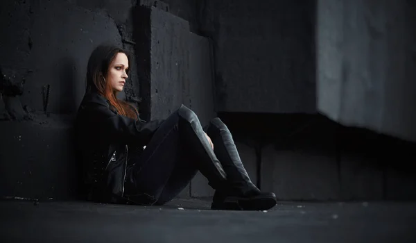 Städtebauliches Portrait von einem hübschen Mädchen — Stockfoto