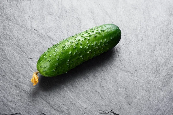 Zöld uborka egy kő háttér — Stock Fotó