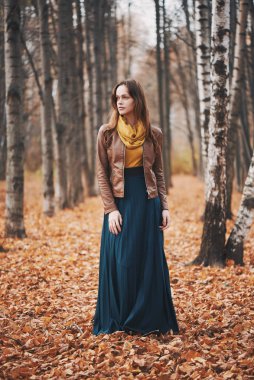 güzel genç kız açık havada portresi.