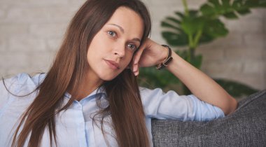 Uzun saçlı düşünceli güzel kız.. 