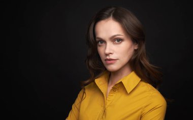 güzel bir kız portresi.