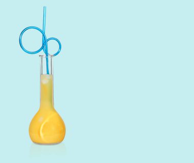 Fotokopi alanı olan mavi arkaplanda portakal suyu