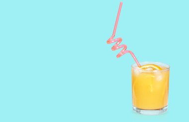 bardak portakal suyu izole