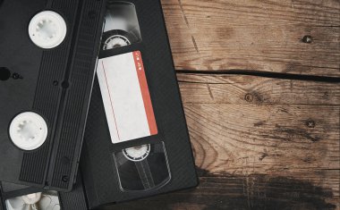 Vhs video kaset yığını ahşap arkaplan üzerinde