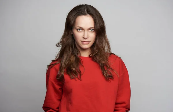 Mooie vrouw met een schone huid en lang bruin haar — Stockfoto