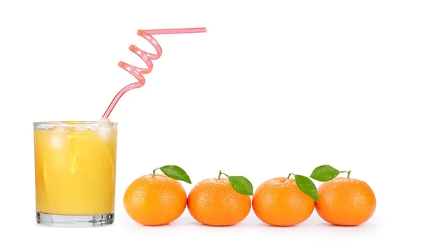 Sumo de laranja ou tangerina fresco com frutos, isolado sobre branco — Fotografia de Stock