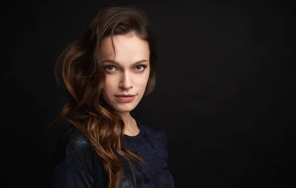 Retrato de mujer hermosa con el pelo rizado aislado en negro —  Fotos de Stock