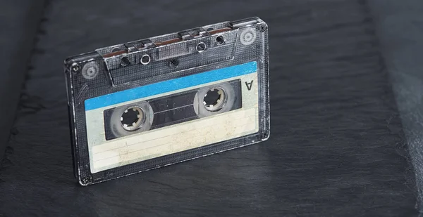 Vieille cassette audio compacte sur fond de pierre — Photo