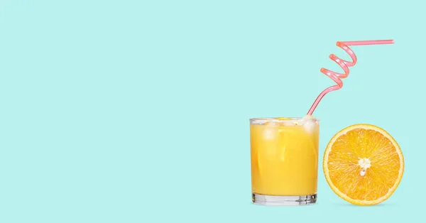 과일이 들어 있는 오렌지 주스 잔, 따로 떨어져 있다 — 스톡 사진