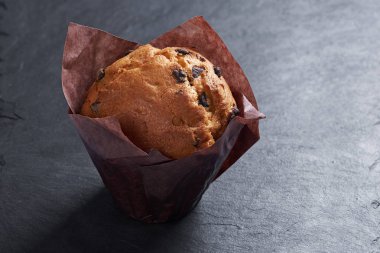 Koyu arkaplanda çikolatalı kek. Ev yapımı fırın