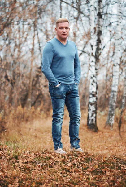 Full length portret van een casual man in het najaarspark — Stockfoto