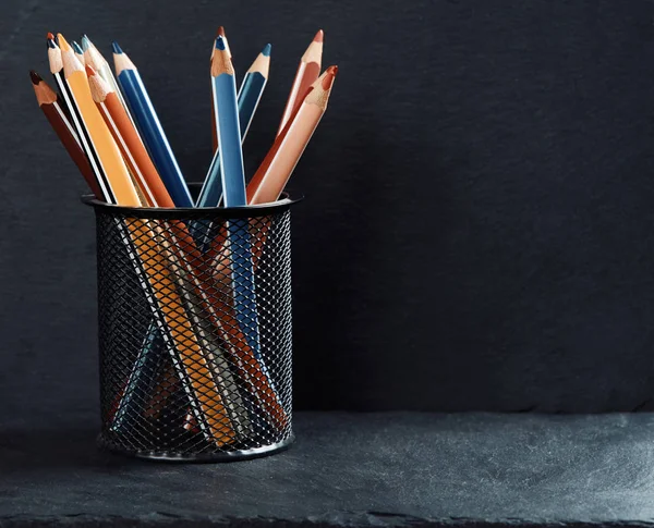 Lápis de cor em um copo — Fotografia de Stock