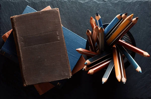 Gamla böcker och pennor. Ovanifrån — Stockfoto