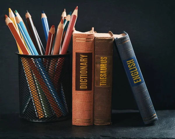 Taş raflarda kalemleri olan eski kitaplar. — Stok fotoğraf