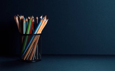 kopyalama alanı ile siyah arkaplan üzerindeki renk kalemleri