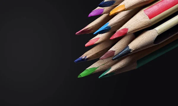 Kolorowe ołówki na czarnym tle z przestrzenią do kopiowania — Zdjęcie stockowe