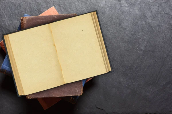 Открыть вид сверху старой бланковой книги — стоковое фото