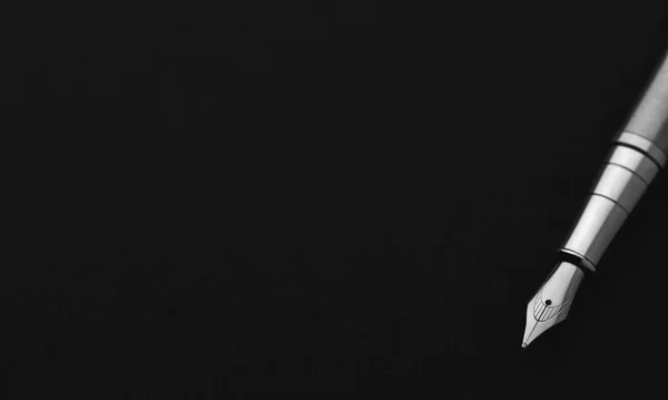 Füllfederhalter aus poliertem Edelstahl auf schwarz — Stockfoto