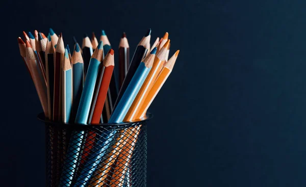 Lápis de cor sobre fundo preto com espaço de cópia — Fotografia de Stock