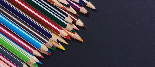 Siyah arkaplanda renkli kalemler — Stok fotoğraf