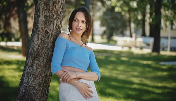 Smiling summer woman in the park — Stock Photo, Image