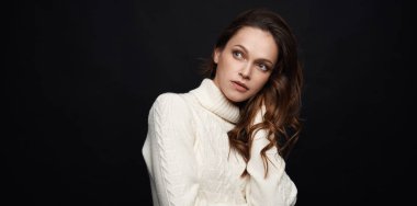 Güzel kadın yüzü. Doğal makyajlı güzel bir model. 