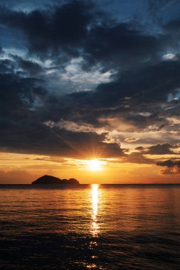 Deniz Günbatımı. Deniz Burnu. Bulutlu okyanus ve kızıl gökyüzü