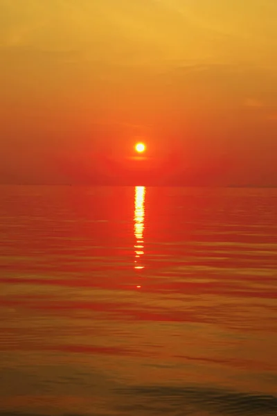 Sea Sunset. A paisagem marinha. Oceano e céu vermelho com nuvens — Fotografia de Stock