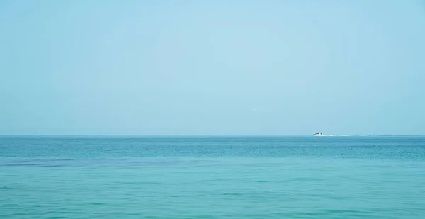 海の中のボートタイの海景 — ストック写真