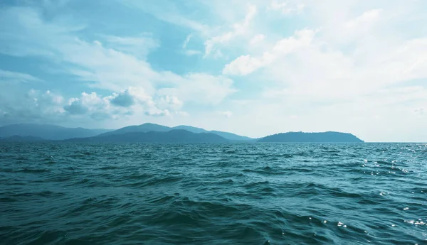 Mar calmo ou oceano e céu azul fundo — Fotografia de Stock