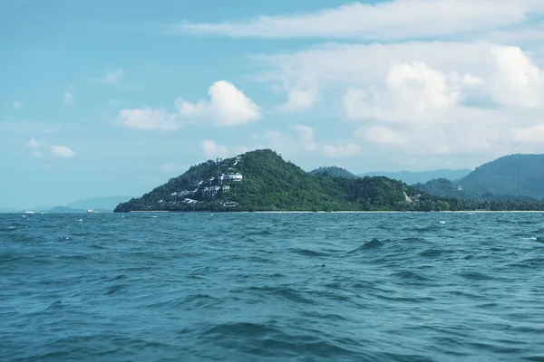 Mar azul e céu cheio de nuvens — Fotografia de Stock