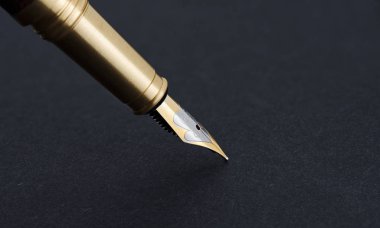 Siyah arkaplanda dolmakalem yaz