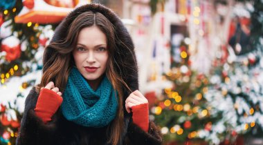 Güzel bayan kürk giyiyor. Şehir caddesinde Noel