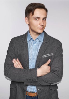 Şık giyinmiş yakışıklı bir adam. Stüdyo izole