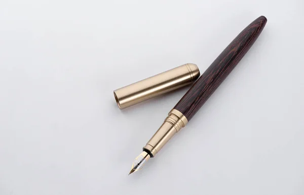 Fontänen skriva penna isolerad på vit bakgrund — Stockfoto