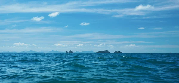 A paisagem marinha do oceano azul profundo e do céu — Fotografia de Stock