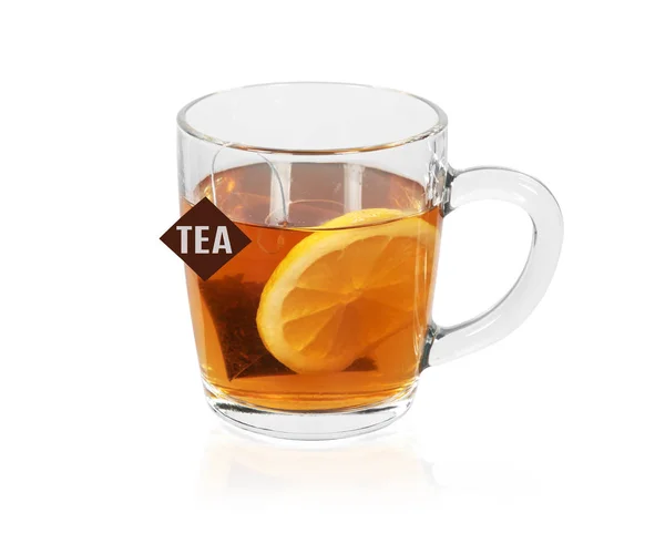 Tasse de thé noir au citron isolé sur blanc — Photo