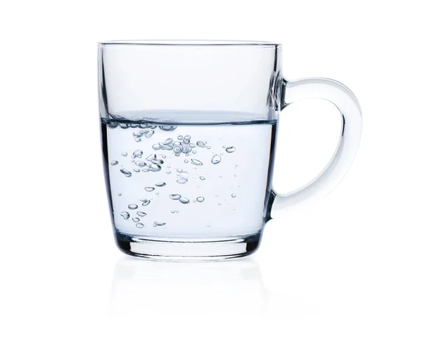 Glas reinen Wassers isoliert auf weiß — Stockfoto