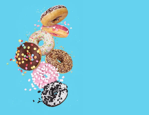 유약이든 둥근 도넛을 날리고. 여러 가지 색깔의 달콤 한 도넛이 뒤섞여 있다 — 스톡 사진