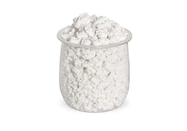 Ser wiejski w plastikowej misce izolowany na białym — Zdjęcie stockowe