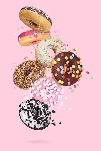 Vliegende glazen ronde donuts. Mix van veelkleurige zoete donuts — Stockfoto